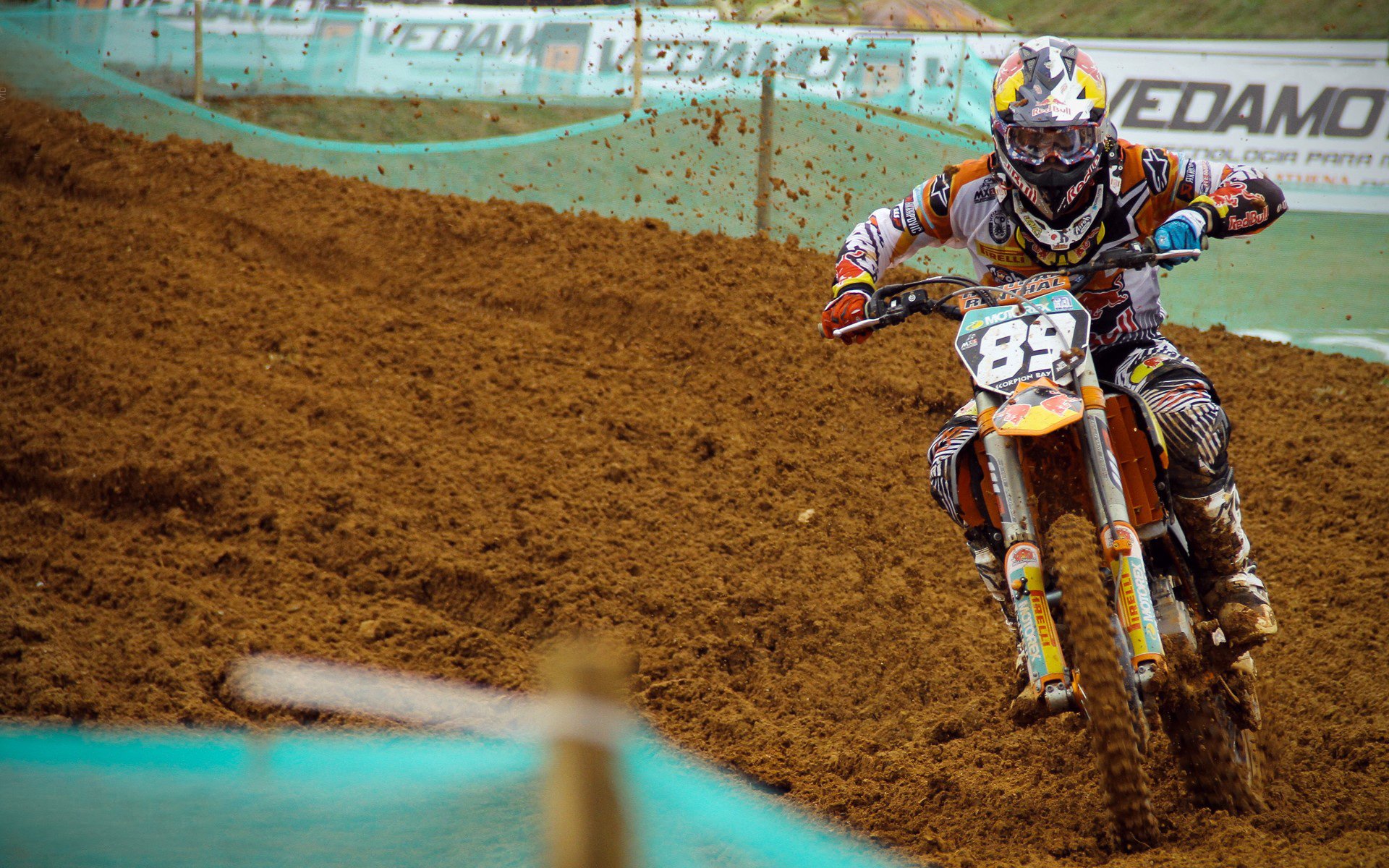 当F1引擎轰鸣遇见绿茵传奇，新赛季揭幕战之夜，莫德里奇上演冠军级中场魔术