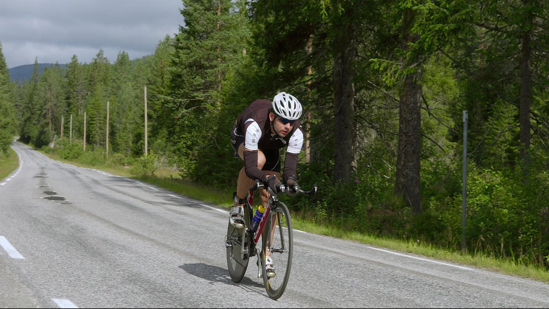 玻利维亚对阵罗马，莱奥在虚构对决中展现无与伦比的个人能力