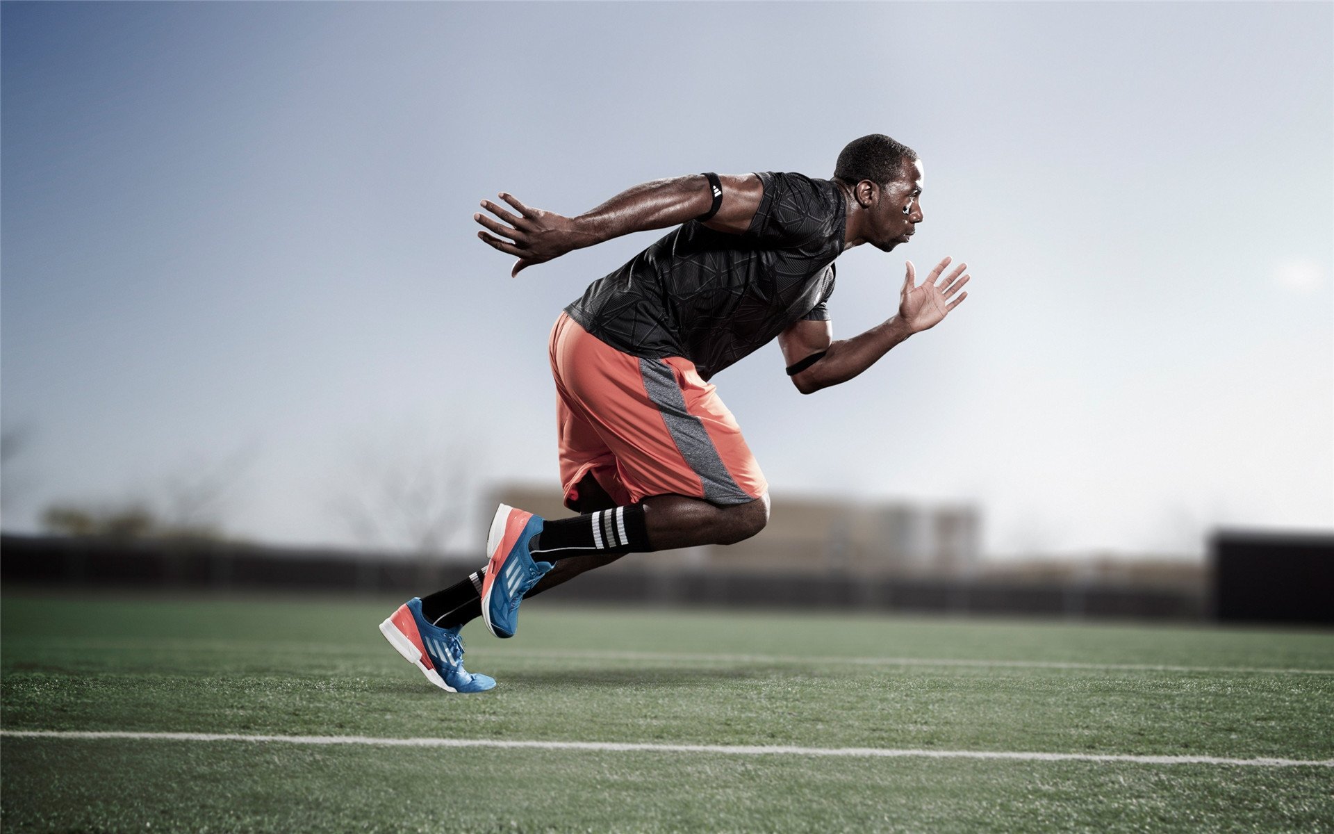 绿茵场与硬木地板的交响，当西甲德比遇见洛城烽火