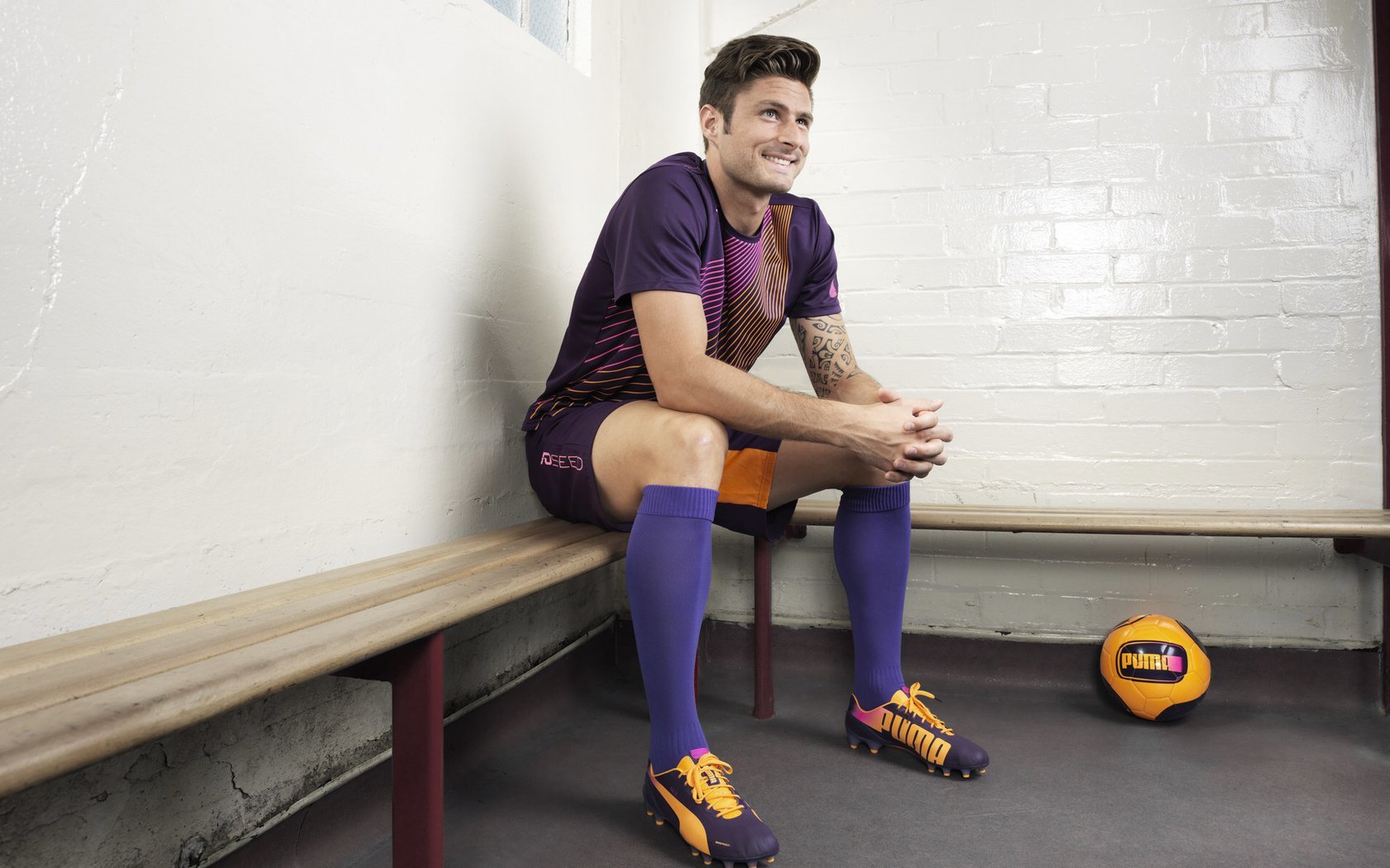 北欧风暴与传奇之光，丹麦横扫荷兰，C罗带队取胜的双重启示